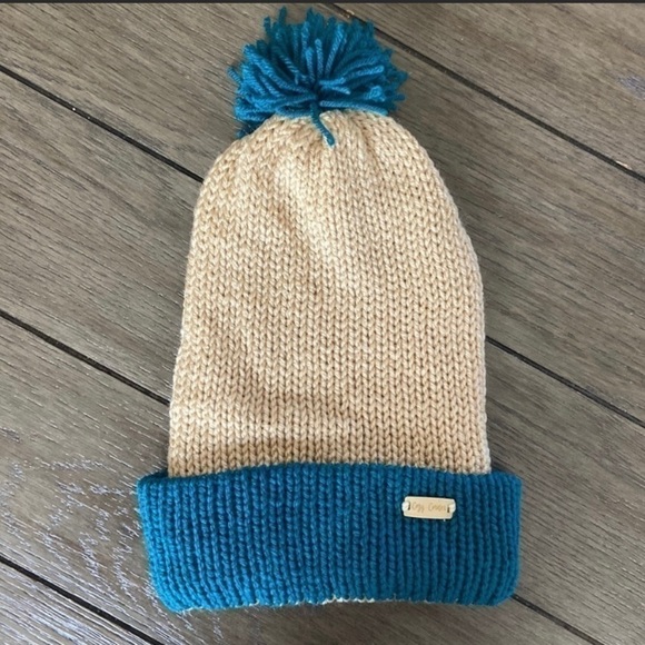 adult Knit Hats and Scarf Bundle - Picture 4 of 6